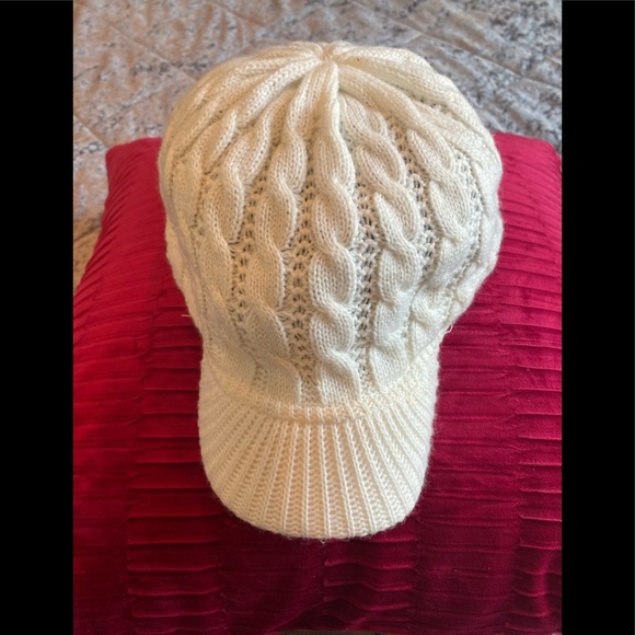 women winter knitted HAT / white - Picture 3 of 4